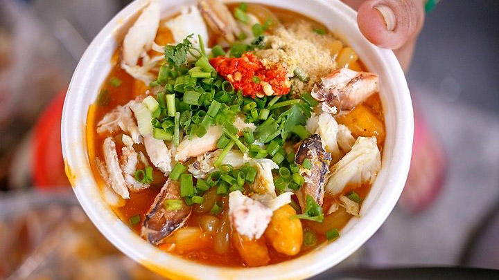 Bánh canh cua, một hòa quyện của vị ngon và hương thơm, là một bí mật ẩm thực đặc trưng của miền Nam Việt Nam. Bát bánh canh dai mềm là nền tảng cho một hành trình ngon miệng. Nước dùng cua thơm ngon như là hơi thở của biển cả, làm cho từng ngụm trở nên ngon lành và đậm đà. Ăn kèm với rau sống tươi mát, giò heo thơm béo và sợi bún mềm mại, bánh canh cua trở thành một bức tranh hòa quyện về hương vị và màu sắc. Mỗi ngụm là một cuộc phiêu lưu ngon miệng, một cảm xúc tinh tế của văn hóa ẩm thực độc đáo miền Nam.