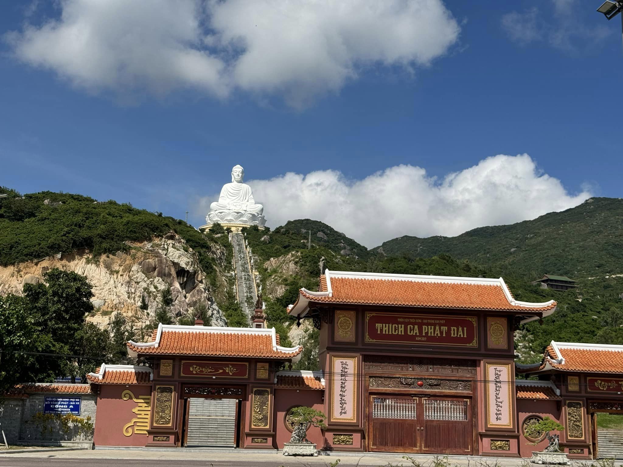 Đường lên tượng Phật khoảng 600 bậc thang, chùa có hỗ trợ đưa rước bằng xe máy lên tượng Phật cho những cô chú lớn tuổi muốn lên đỉnh núi lễ Phật (có thu phí 60k lên và 40k xuống).Một điểm tham quan, vãn cảnh không thể bỏ lỡ khi đến với cùng đất Quy Nhơn - Bình Định