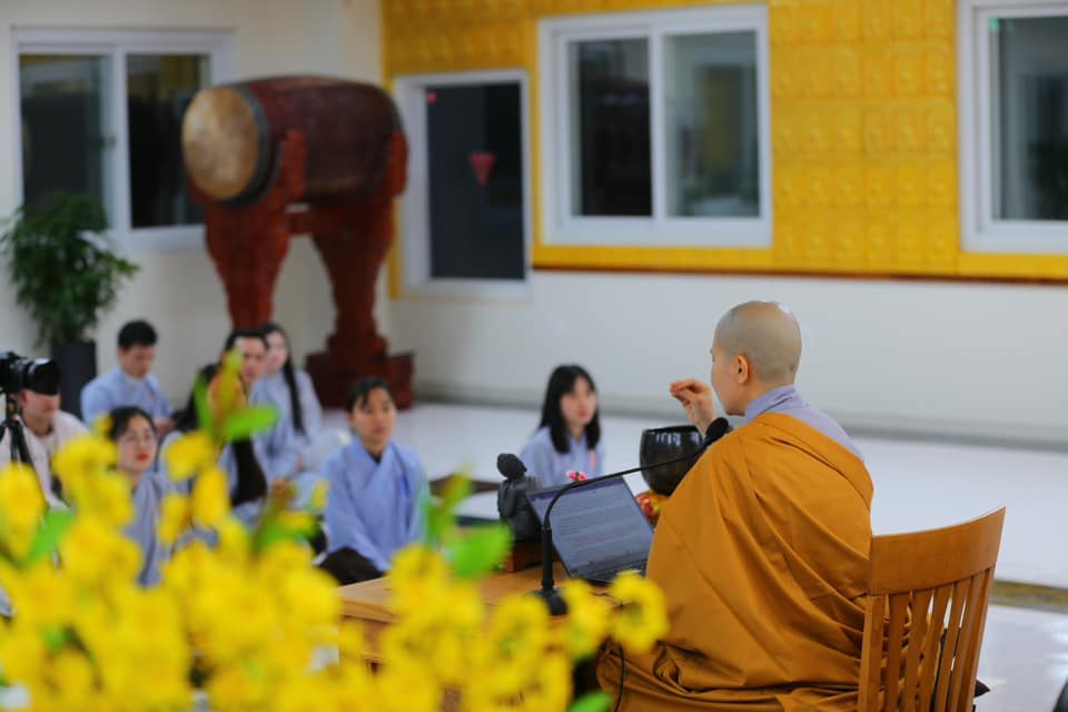 Sư Cô Giác Lệ Hiếu - một nhân vật Phật giáo có ảnh hưởng lớn, không chỉ trong cộng đồng Phật tử mà còn đối với nhiều người tìm kiếm ý nghĩa và giá trị sống trong đời sống hiện đại. 