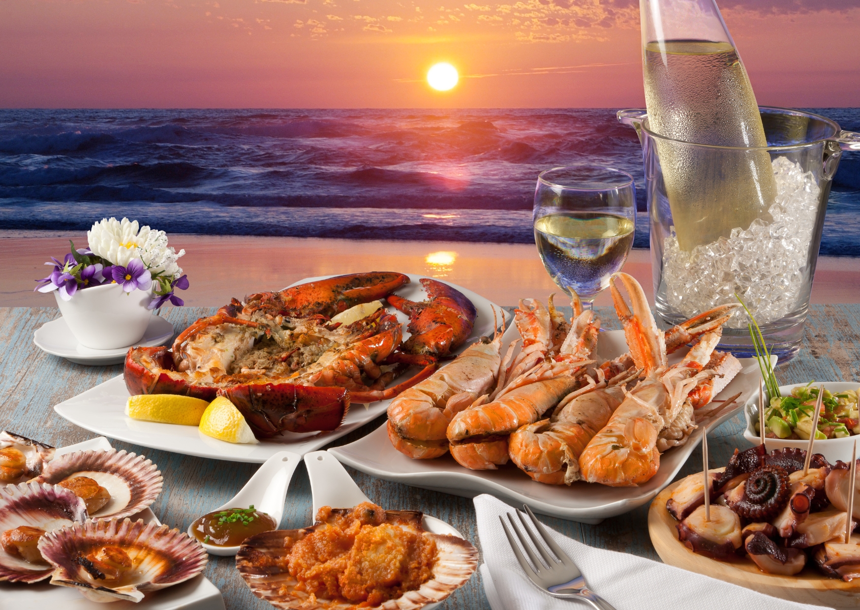 Bạn có thể thưởng thức những món hải sản tươi sống ngon nhất tại những quán nhậu ven biển.
