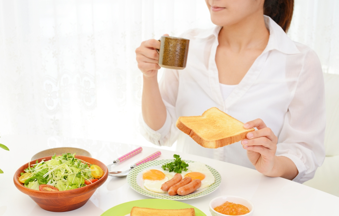 Tổ chức và phối hợp thực phẩm cho bữa ăn sáng đúng cách không chỉ giúp cung cấp đủ năng lượng mà còn giữ cho cơ thể khỏe mạnh. Hãy áp dụng những bí quyết trên để có bữa ăn sáng ngon miệng và dinh dưỡng hơn mỗi ngày.