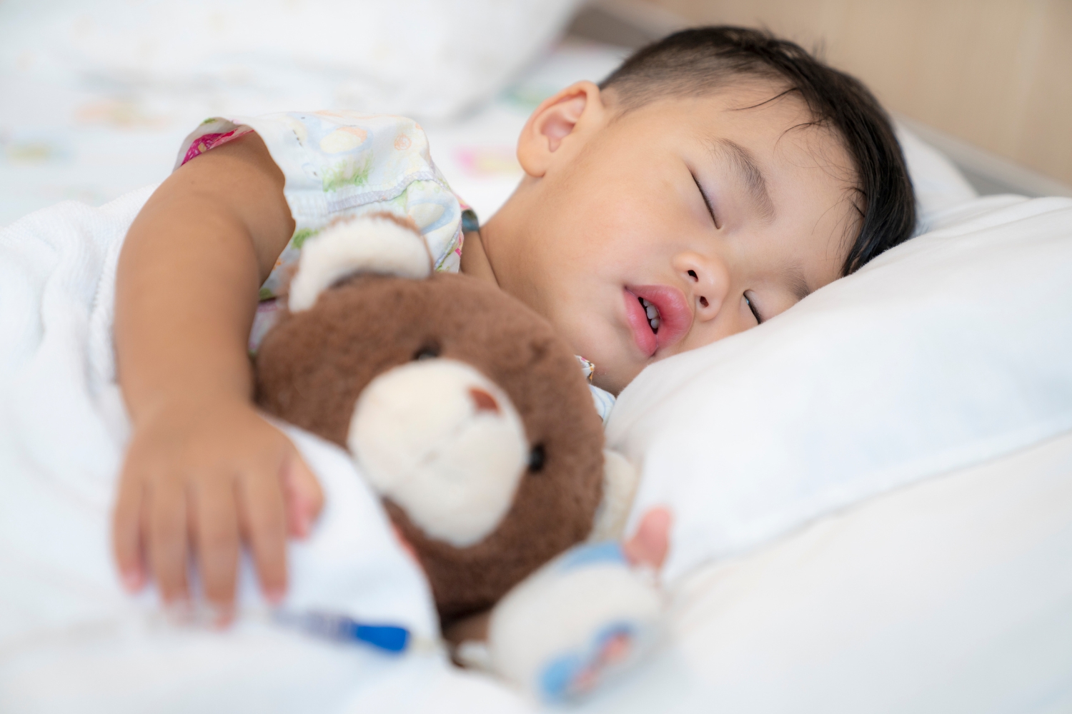 Tóm lại, việc sử dụng đồ chơi giúp bé có giấc ngủ ngon và sâu lúc ban đêm cần được thực hiện một cách cẩn thận và thông minh để đảm bảo an toàn và hiệu quả cho sức khỏe và phát triển của bé.