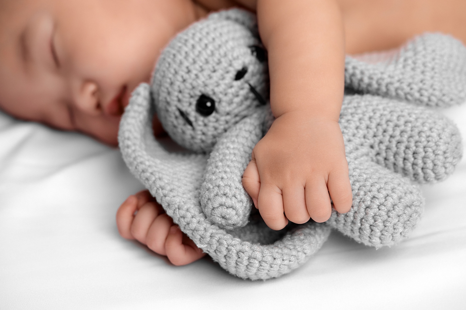Tóm lại, giấc ngủ đóng vai trò quan trọng trong quá trình phát triển của trẻ em, và việc chọn lựa đồ chơi phù hợp sẽ giúp bé có giấc ngủ ngon và sâu, từ đó tối ưu hóa sự phát triển của bé.